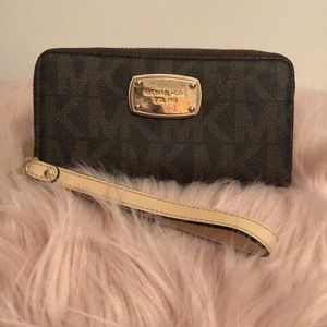 ⬇️Authentic Michael Kors Wallet with Wristlet